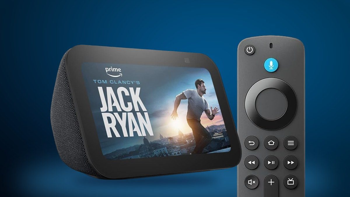 Echo Show 5 exibindo Jack Ryan no Prime Video ao lado do controle do Fire TV Stick