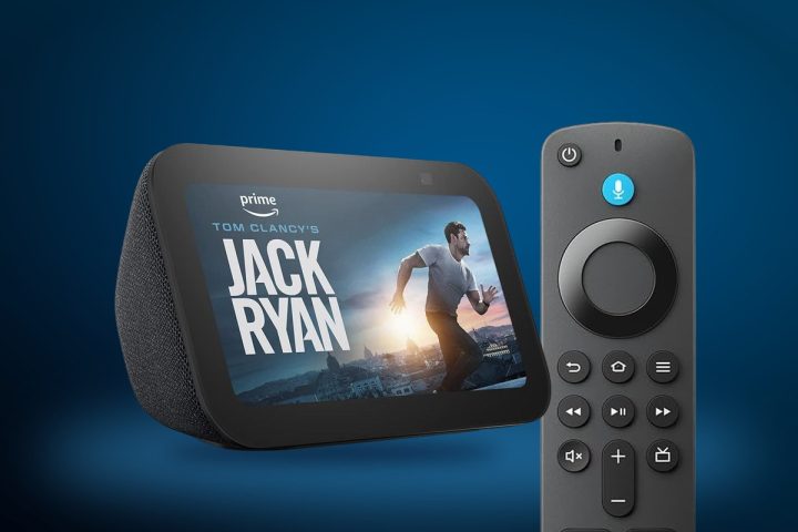 Echo Show 5 exibindo Jack Ryan no Prime Video ao lado do controle do Fire TV Stick