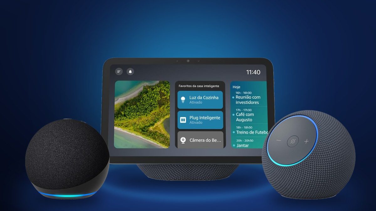 Echo Show 8, Echo Dot de 5ª geração e Echo Dot Max, alto-falantes inteligentes da Amazon que recebem a Alexa+, sobre fundo azul