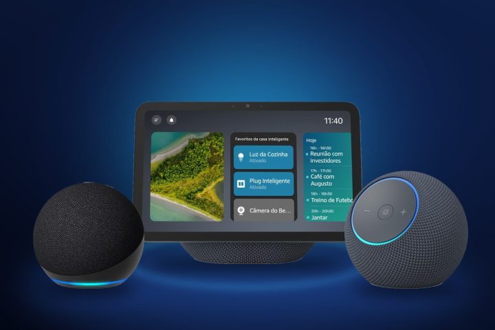 Echo Show 8, Echo Dot de 5ª geração e Echo Dot Max, alto-falantes inteligentes da Amazon que recebem a Alexa+, sobre fundo azul