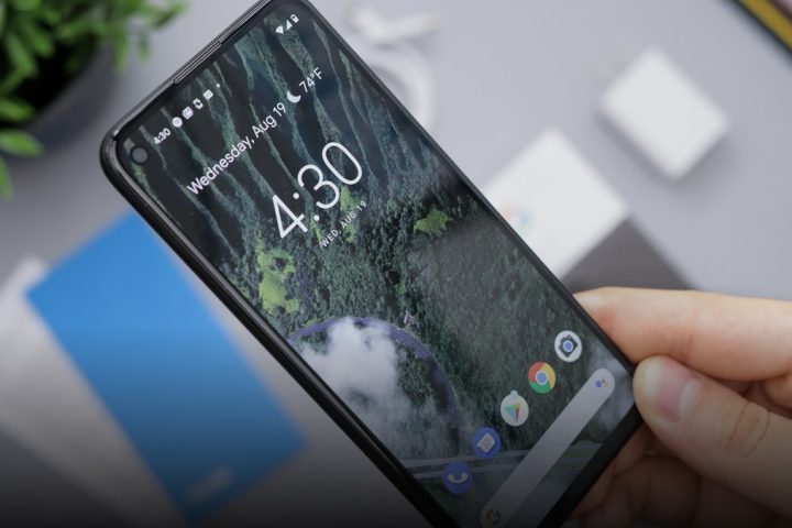 Celular Android na mão (foto: Unsplash)