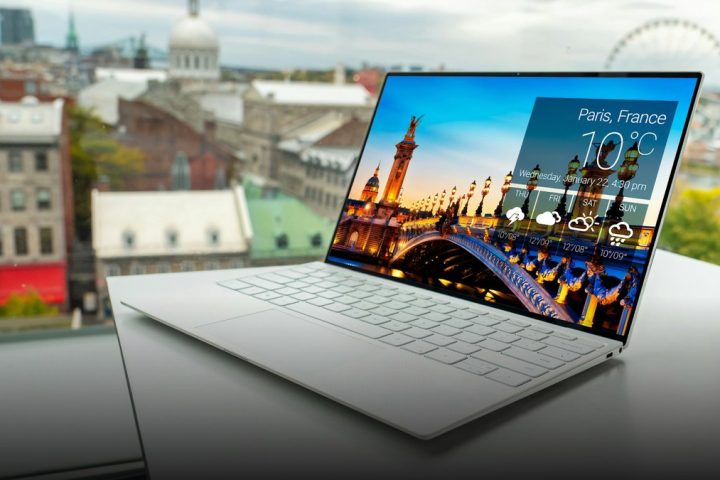 Notebook fino aberto sobre a mesa (foto: Unsplash)