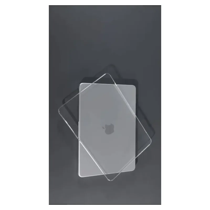 Duas metades de capa transparente para MacBook Neo sobre fundo escuro