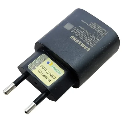 Carregador Samsung de 25W preto com o selo da Anatel colado no corpo