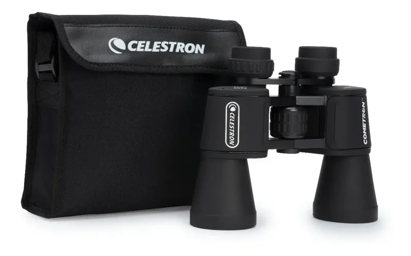 Binóculo Celestron Cometron 7x50 preto ao lado do estojo de transporte