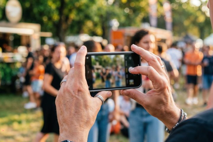 Pessoa filmando com o celular na mão, gravação que ocupa a memória do aparelho