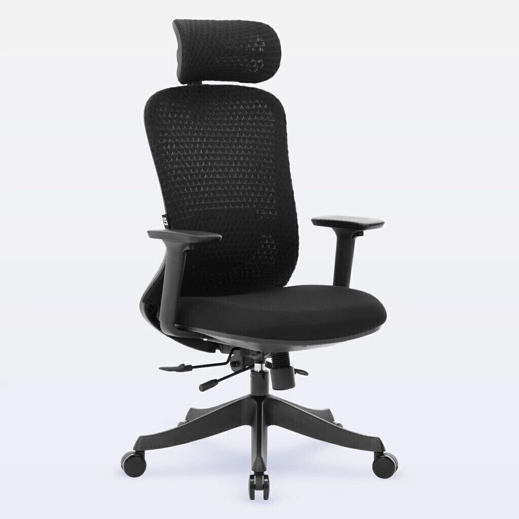 Cadeira de escritório DT3 Atria na cor Cool Black, malha preta, apoio de cabeça e braços, foto do site da marca