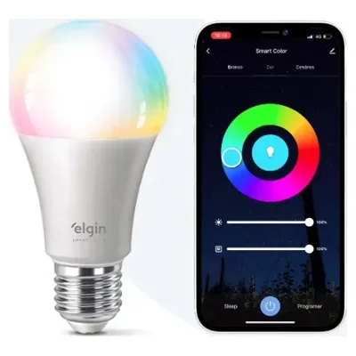 Lâmpada colorida Elgin Smart Color ao lado de um celular com o aplicativo de cores