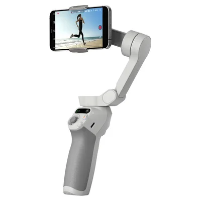 Estabilizador DJI Osmo Mobile SE cinza segurando um celular