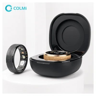Anel inteligente COLMI R10 preto dentro do estojo de carregamento aberto