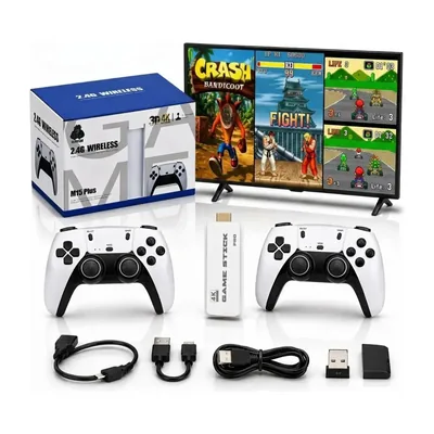 Game Stick M15 com dois controles sem fio brancos, cabos, a caixa e uma TV ao fundo