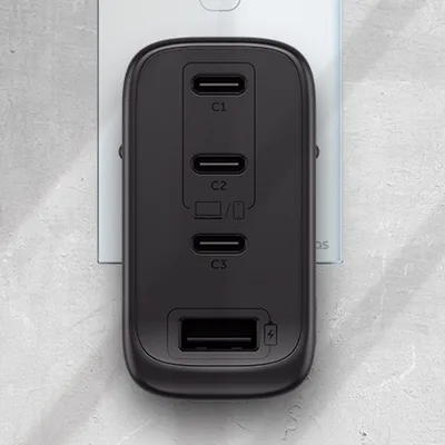 Carregador Intelbras EC 31 Power 100W preto na tomada, com três portas USB-C e uma USB-A