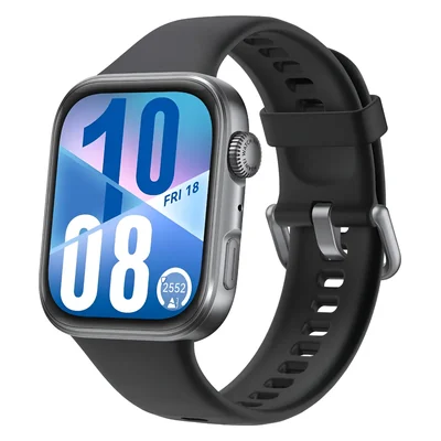 Huawei Watch Fit 4 com caixa retangular prateada, tela com as horas e pulseira preta