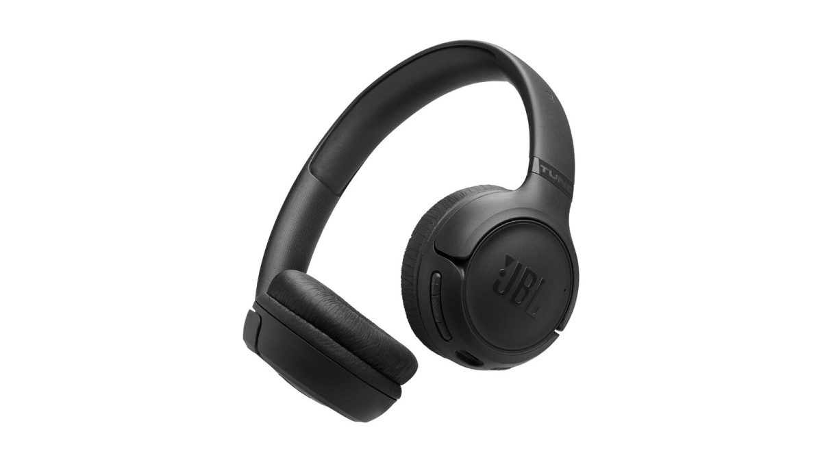 Fone JBL Tune 530BT preto, com a palavra Tune na haste e o logo JBL na concha