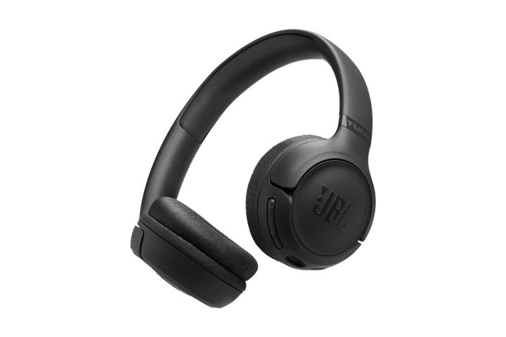 Fone JBL Tune 530BT preto, com a palavra Tune na haste e o logo JBL na concha