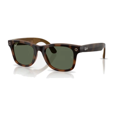 Ray-Ban Meta Gen 3 Wayfarer havana (tartaruga) com lentes verdes, visto de lado, com a câmera no canto da armação