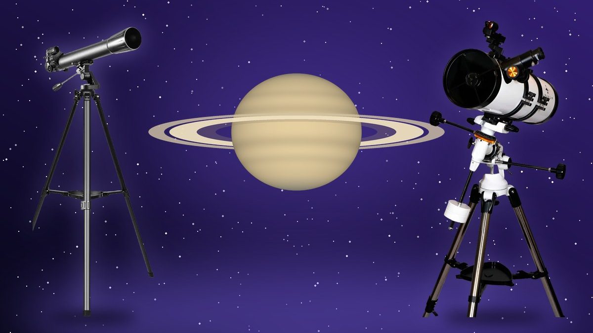 Ilustração de Saturno com os anéis pouco inclinados entre a luneta Greika 70070 e o telescópio Uranum Andrômeda-2, sobre céu estrelado