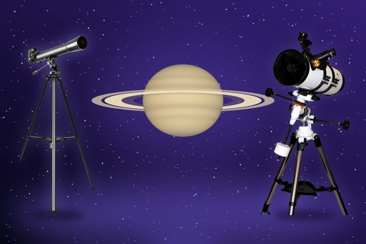 Ilustração de Saturno com os anéis pouco inclinados entre a luneta Greika 70070 e o telescópio Uranum Andrômeda-2, sobre céu estrelado