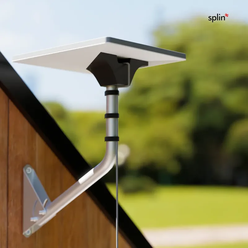 Starlink Mini presa num suporte Splin de braço articulado, fixado na parede de madeira de uma casa