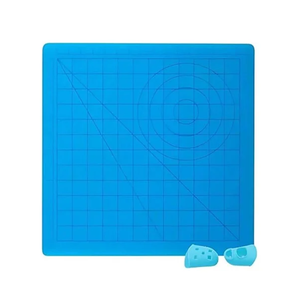 Tapete quadrado de silicone azul com moldes desenhados e duas dedeiras azuis