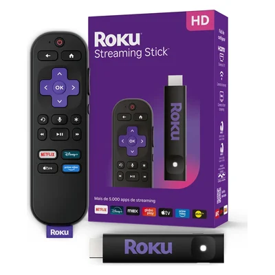 Roku Streaming Stick HD preto com o controle remoto roxo e preto, ao lado da caixa roxa
