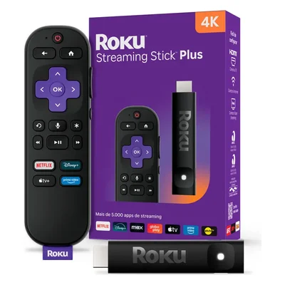 Roku Streaming Stick Plus 4K preto com o controle remoto, ao lado da caixa roxa